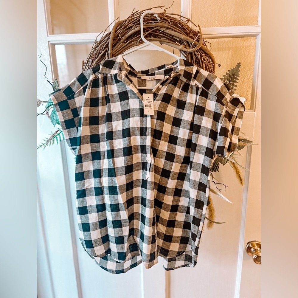 Loft black/white short sleeve top. Size S NWT